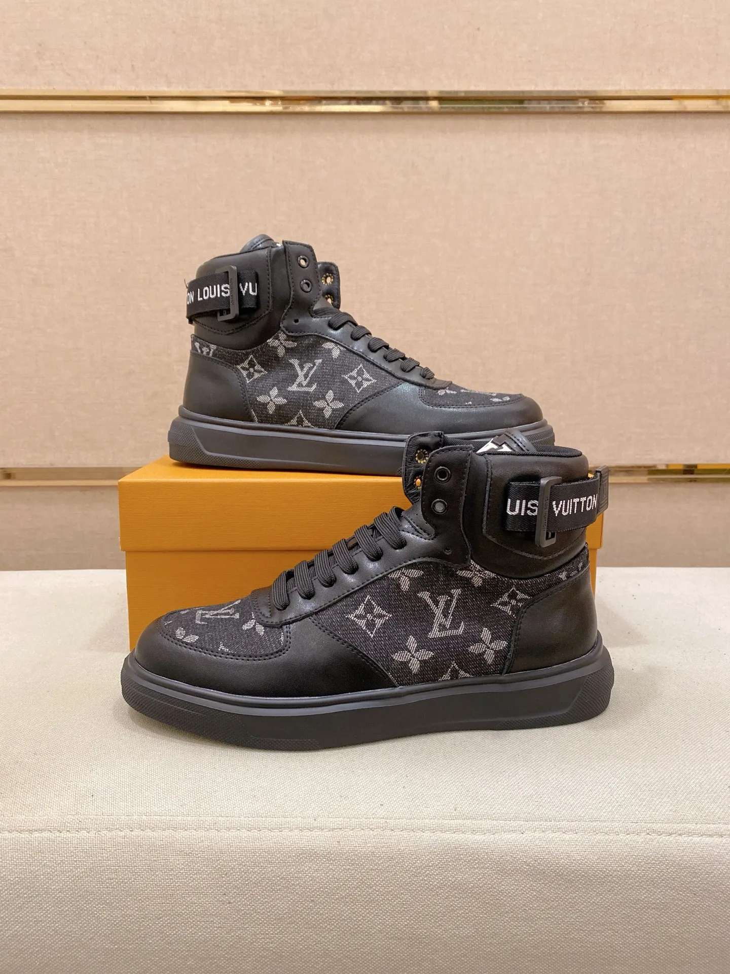 Men's shoes 400💰louis vuitton (Louis Vuitton/lv)🔍🔍The new counters are on sale at the same time. The uppers are imported from Italy. ⃣️Re-engraved🇮🇹💪💪, ⚠Sole: The original sole is specially provided by the original factory, the exclusive movable molded sole is super comfortable, ⚠Original and single goods 🔍high quality, you can enter and leave the counter at will, welcome to compare⚠. Code number: 38-44 (45/customized, non-refundable)
